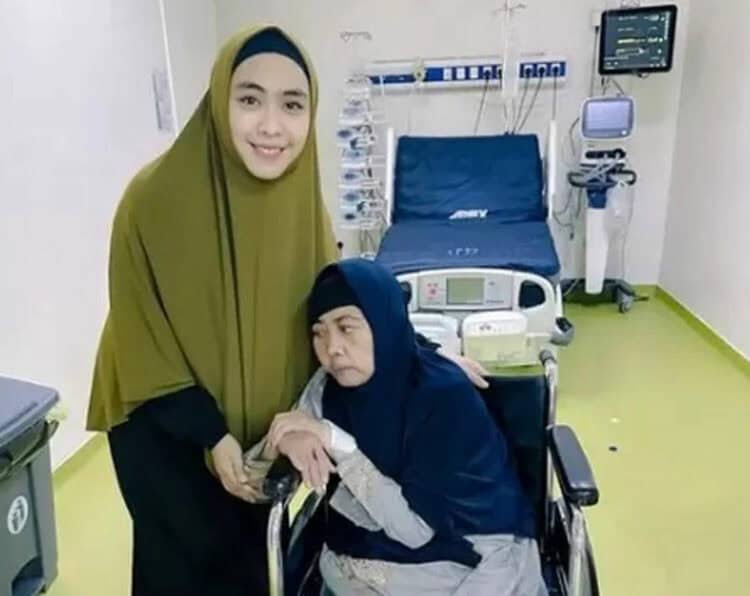 Sempat Henti Napas dan Koma, Kini Ibunda Oki Setiana Dewi Boleh Pulang dari RS di Makkah
