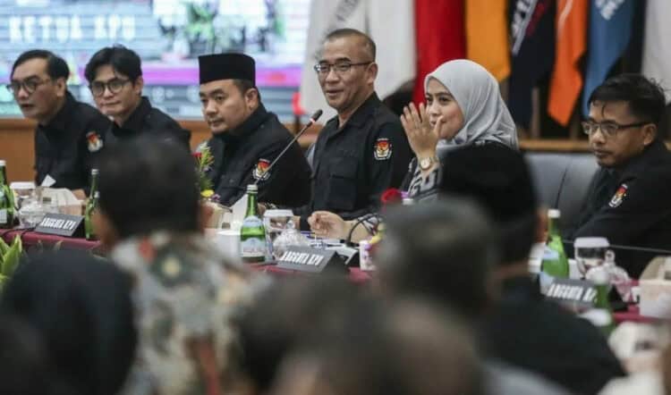 RAPAT PLENO: Ketua KPU Hasyim Asyari bersama anggota KPU Betty Epsilon Idroos (kanan) saat rapat pleno terbuka rekapitulasi Daftar Pemilih Tetap (DPT) Pemilu 2024 di Kantor KPU, Jakarta, Minggu (2/7). (RM)