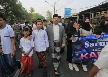 Wali kota Tangerang Bersama Ribuan Masyarakat Jalan Santai Sarungan