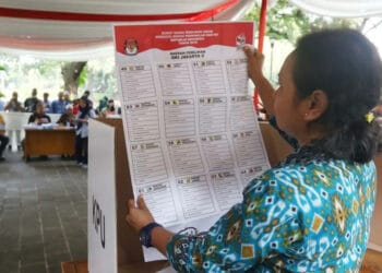 ILUSTRASI: Pemilih sedang melihat kertas surat suara saat mengikuti simulasi dan pencoblosan surat suara Pemilu. (DOK RM)