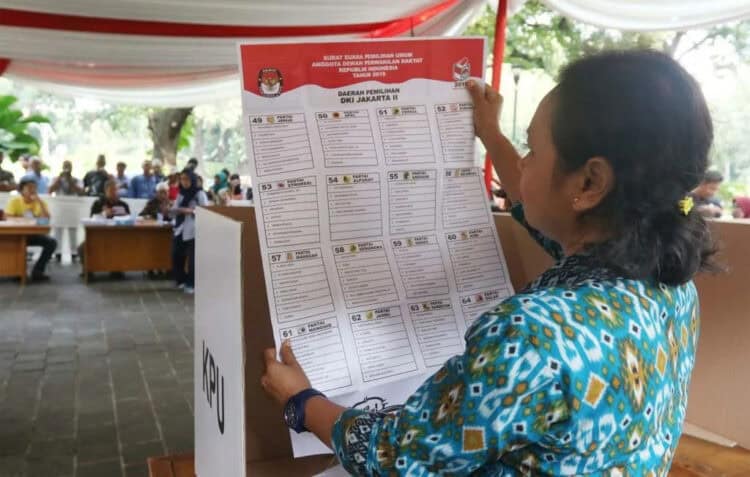 ILUSTRASI: Pemilih sedang melihat kertas surat suara saat mengikuti simulasi dan pencoblosan surat suara Pemilu. (DOK RM)