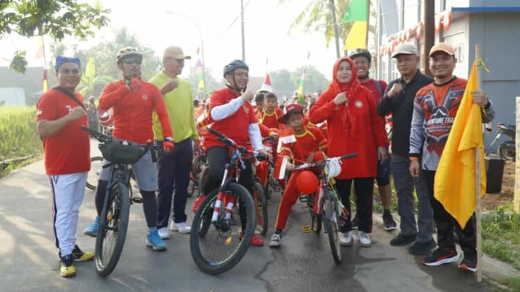 MENGIKUTI FUN BIKE–Sekretaris Dindikpora Pandeglang Sutoto (tiga dari kiri), mengikuti Fun Bike Jakamantul, Sabtu (12/8/2023). (ISTIMEWA)