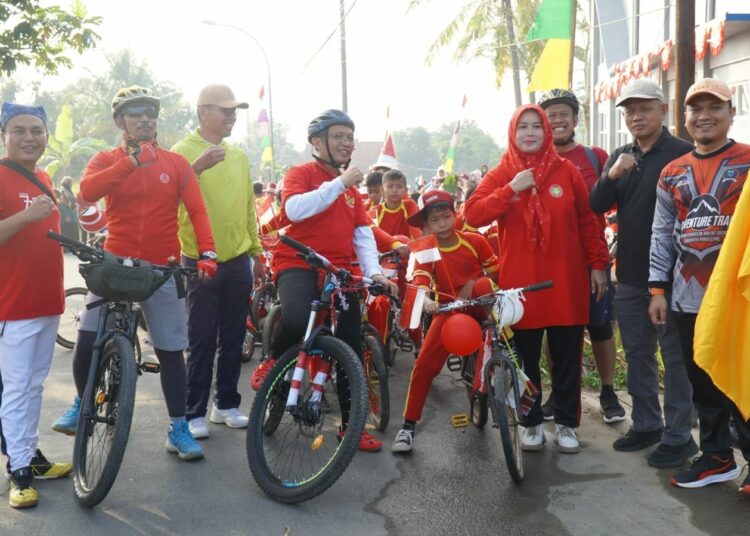 MENGIKUTI FUN BIKE–Sekretaris Dindikpora Pandeglang Sutoto (tiga dari kiri), mengikuti Fun Bike Jakamantul, Sabtu (12/8/2023). (ISTIMEWA)
