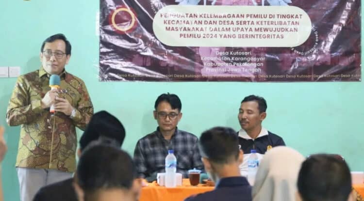 SOSIALISASI: Anggota DKPP I Dewa Kade Wiarsa Raka Sandi, ketika mensosialisasikan KEPP di Balai Desa Kutosari, Kecamatan Karanganyar, Kabupaten Pekalongan, Provinsi Jawa Tengah, Minggu (30/7/2023) malam. (DOK DKPP)