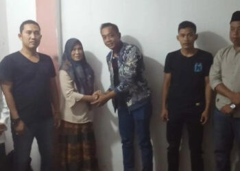 BERSALAMAN–Kades Ciputri, Kecamatan Kaduhejo, Kabupaten Pandeglang, Hendra Apriandi, bersalaman dengan keluarga almarhum di kediamannya, belum lama ini. (ISTIMEWA)