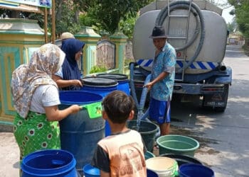BANTUAN AIR BERSIH–Perusahaan Umum Daerah (Perumda) Tirta Al Bantani Kabupaten Serang, telah menyalurkan bantuan sebanyak 175 tangki air bersih atau sekitar 875.000 liter. Bantuan itu diberikan kepada warga, yang mengalami atau terdampak kekeringan di wilayah Serang Utara, Timur dan Serang Barat, akibat musim kemarau panjang. (ISTIMEWA)