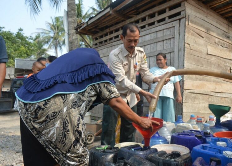 BANTUAN AIR BERSIH–BPBD Banten salurkan bantuan air bersih, kepada warga yang mengalami krisis air bersih, di wilayah Banten, beberapa waktu lalu. (ISTIMEWA)
