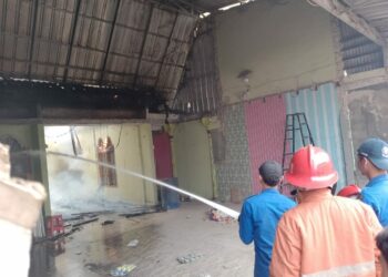 Petugas Damkar BPBD Kabupaten Serang, sedang memadamkan kobaran api yang membakar rumah warga, Selasa (2/8/2023). (ISTIMEWA)