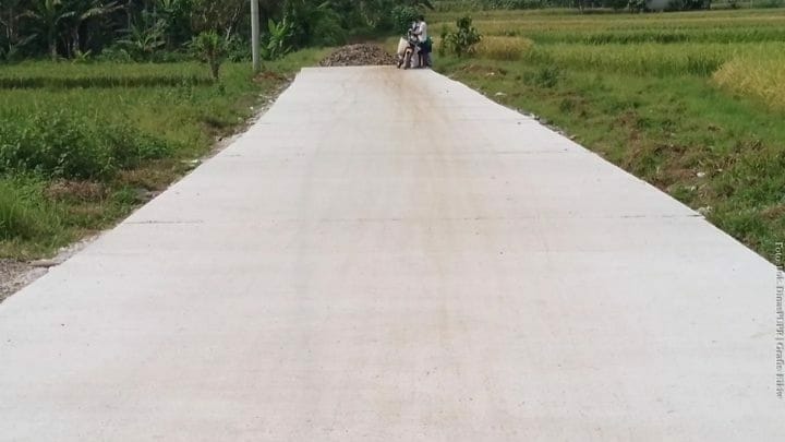 Ruas jalan Kadugadung - Koncang, Kecamatan Cipeucang, Kabupaten Pandeglang, selesai dibangun. Untuk menuntaskan pembangunan di Pandeglang, Pemkab setempat butuh anggaran sekitar Rp 6 Triliun. (FAHRIE/SATELITNEWS.COM)