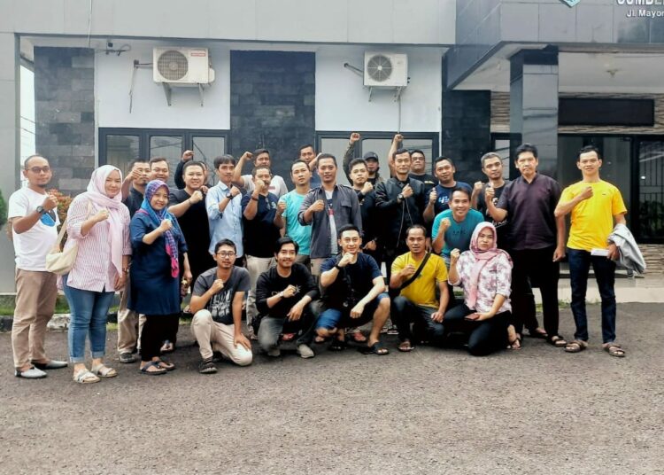 Para tenaga honorer di lingkungan Pemkab Pandeglang, siap berangkat ke Jakarta, Senin (7/8/2023), untuk berunjukrasa memperjuangkan nasib mereka. (ISTIMEWA)