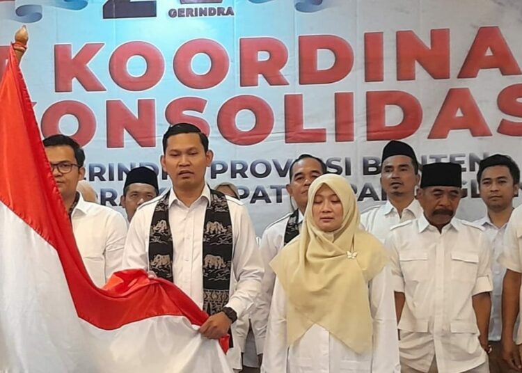DILANTIK - Fikri dan sejumlah pengurus DPC Partai Gerindra Kabupaten Pandeglang, dilantik, Senin (7/8/2023). (FAHRIE/SATELITNEWS.COM)