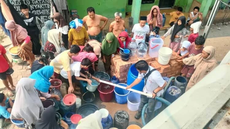 PMI Banten distribusikan air bersih kepada wilayah terdampak kekeringan, Rabu (9/8/2023). (SIDIK/SATELITNEWS.COM)