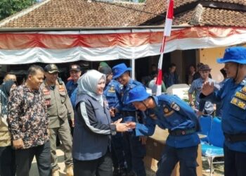 Bupati Pandeglang Irna Narulita, bersalaman dengan para anggota Damkar BPBD Kabupaten Pandeglang, Kamis (10/8/2023). (ISTIMEWA)