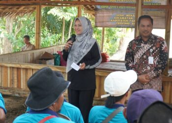Bupati Pandeglang Irna Narulita menyampaikan arahan kepada masyarakat, Selasa (15/8/2023). (FAHRIE/SATELITNEWS.COM)