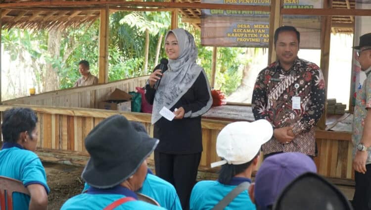 Bupati Pandeglang Irna Narulita menyampaikan arahan kepada masyarakat, Selasa (15/8/2023). (FAHRIE/SATELITNEWS.COM)