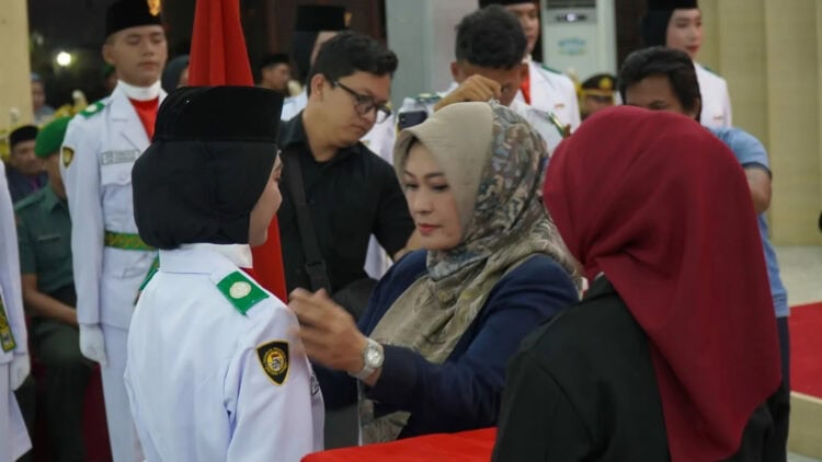 Bupati Pandeglang Irna Narulita, kukuhkan anggota Paskibraka, Selasa (15/8/2023) malam. (ISTIMEWA)