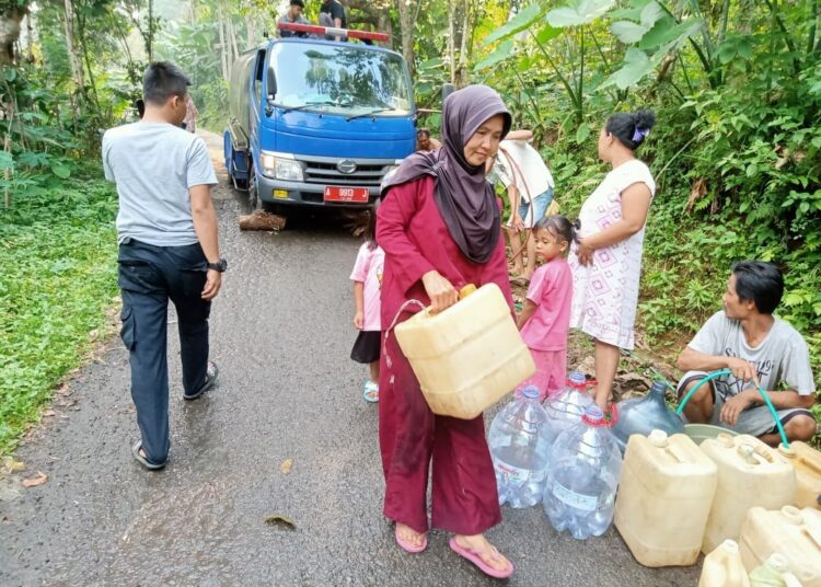 Sejumlah warga Kecamatan Patia, Kabupaten Pandeglang, antre ambil air bersih, akibat kekeringan, Kamis (17/8/2023). (ISTIMEWA)