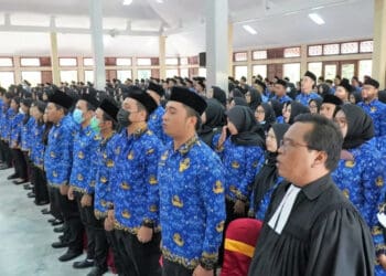 Ratusan CPNS di lingkungan Pemkab Pandeglang, dilantik menjadi PNS, Senin (21/8/2023). (FAHRIE/SATELITNEWS.COM)