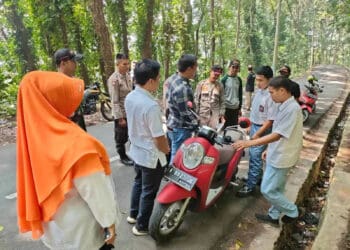 Petugas gabungan di Pandeglang, sweeping lokasi yang diduga tempat bolos dan nongkrong para pelajar, Kamis (24/8/2023). (FAHRIE/SATELITNEWS.COM)