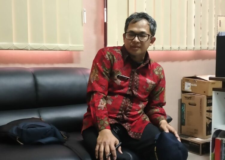 Kabid Cipta Karya DPUPR Kabupaten Pandeglang, Dede Lesmana, saat di wawancara di ruang kerjanya, Jumat (25/8/2023). (FAHRIE/SATELITNEWS.COM)