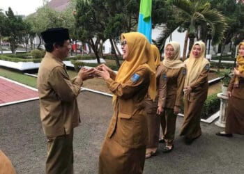 Sekda Kabupaten Serang Tb. Entus Mahmud Sahiri, berpamitan kepada para pegawai di lingkungan Setda setempat, Senin (28/8/2023). Karena jabatannya segera berakhir. (SIDIK/SATELITNEWS.COM)
