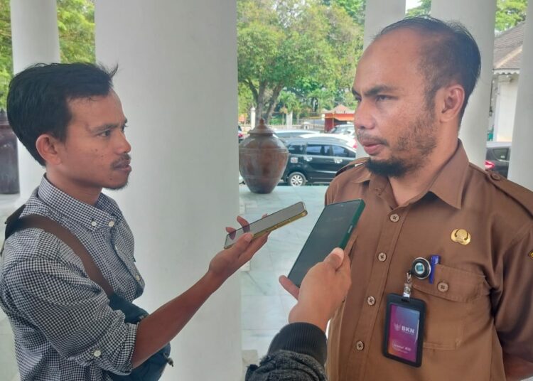 Kepala BKPSDM Kabupaten Serang, Surtaman, sedang di wawancara. (SIDIK/SATELITNEWS.COM)