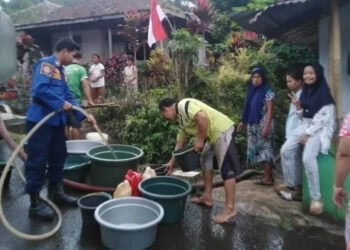 Penyaluran bantuan air bersih kepada warga terdampak kemarau panjang, dan alami krisis air bersih. (ISTIMEWA)