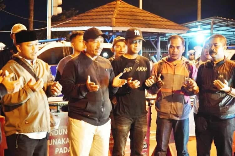 Para honorer berdoa bersama dengan Sekda Pandeglang, Ali Fahmi Sumanta, sebelum berunjukrasa ke Jakarta, Senin (7/8/2023). (ISTIMEWA)