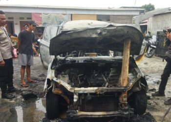 Mobil Pengantar Paket Lazada Terbakar di Ciputat Timur