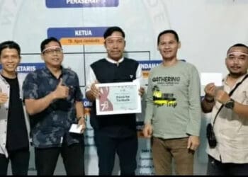 Juara 1 lomba catur, Masto (tengah), didampingi Juara 2 dan Juara 3, Kepala UPT Samsat Pandeglang, serta Ketua Porwan, berfoto bersama. (ISTIMEWA)