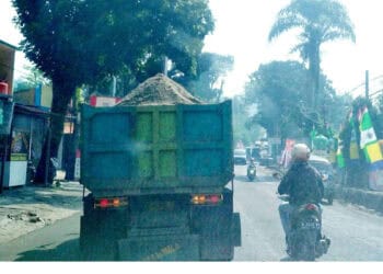 Truk bermuatan tanah masuk wilayah kota, dikeluhkan warga. (ISTIMEWA)