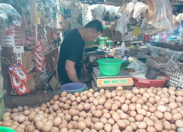 Harga Telur Masih Tinggi, Omzet Pedagang di Pasar Bengkok Tangerang Anjlok