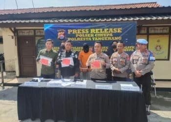 KONFERENSI PERS: Polsek Cikupa saat menggelar konferensi pers ungkap kasus pencurian Hp, kemarin. (ISTIMEWA)