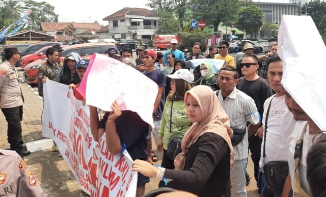 Omzet Turun Drastis, PKL Demo Tolak Penutupan Sebidang Jalan Menuju Pasar Rangkasbitung