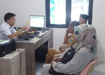 MENYAMPAIKAN PERSOALAN–Warga Desa Ciputri, Kecamatan Kaduhejo, Kabupaten Pandeglang, menyampaikan persoalan kepada BPJS Ketenagakerjaan, Selasa (22/8/2023). (FAHRIE/SATELITNEWS.COM)