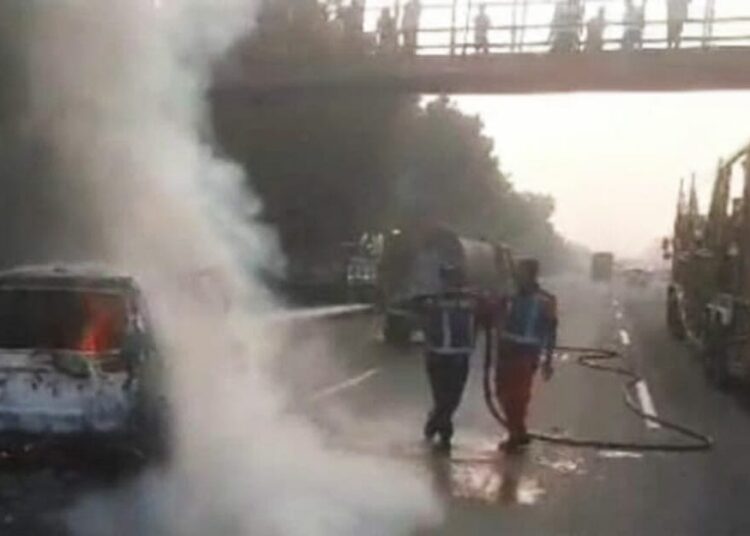 Tabrak Pembatas Jalan, Mobil Kemudian Hangus Terbakar di Tol Jakarta-Tangerang