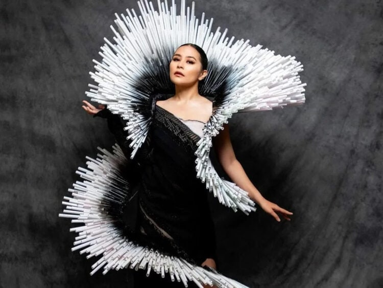 Prilly Latuconsina Pakai Kostum dari Sedotan di Jember Fashion Carnaval