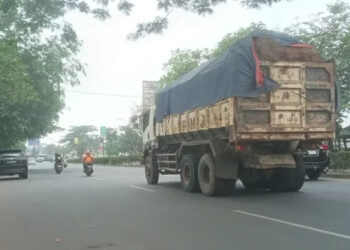 Bandel, Truk Tanah Masih Melintas Siang Hari di Kota Tangerang