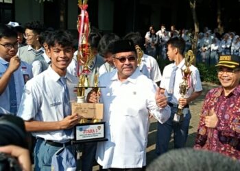 Serahkan Piala Perbasi Cup di SMAN 2 Kota Tangerang, Rano Karno Bernostalgia Jadi Pembina Apel