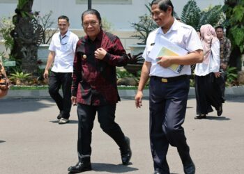 Pj Gubernur Banten Al Muktabar, menuju Istana Presiden di Jakarta, untuk mengikuti Rapat Terbatas, Rabu (27/9/2023). (ISTIMEWA)