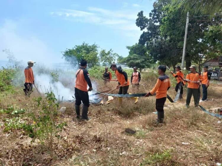 SIMULASI MEMADAMKAN API–Pegawai Balai TNUK, melakukan simulasi memadamkan api, Kamis (28/9/2023). (ISTIMEWA)