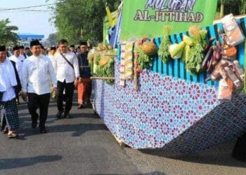 Masyarakat Tangerang Ngarak Perahu Muludan Masjid Al-Ittihad