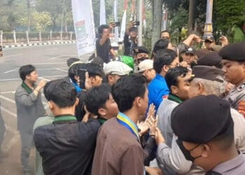 SALING DORONG: Aktivis mahasiswa yang tergabung dalam organisasi Himpunan Mahasiswa Islam (HMI) dan Pergerakan 
Mahasiswa Islam Indonesia (PMII) melakukan aksi unjuk rasa di depan Gedung DPRD Kabupaten Tangerang, Ka
