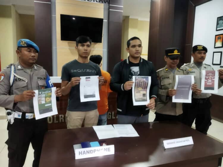 MENUNJUKAN BARANG BUKTI - Kasat Reskrim Polres Pandeglang AKP Shilton (tengah) dan jajarannya, menunjukkan barang bukti judi online, Sabtu (1/9) malam.(ISTIMEWA)