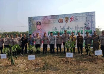 Polres dan jajaran Muspida Kabupaten Serang, tanam pohon di Puspemkab, Kamis (7/9/2023). (SIDIK/SATELITNEWS.COM)