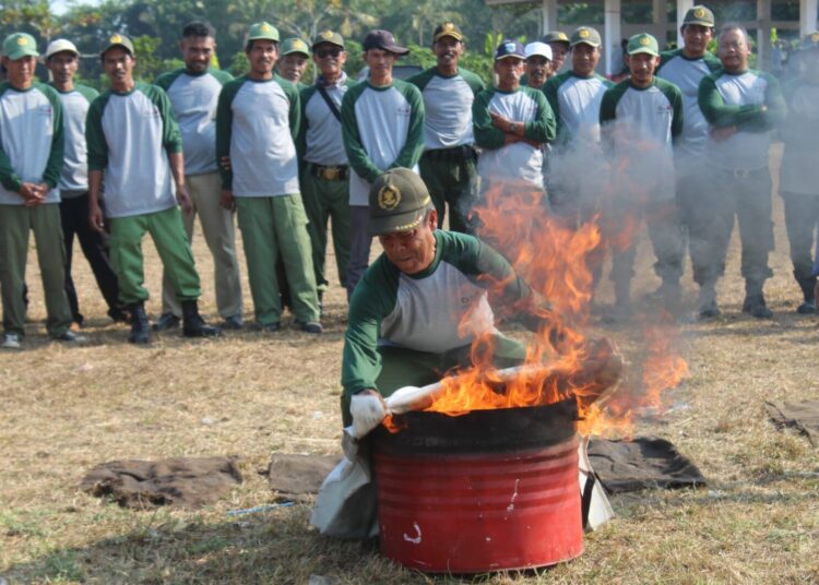 LATIHAN DAMKAR – Ratusan petugas Linmas di Kecamatan Sukaresmi, Kabupaten Pandeglang, dilatih pemadam kebakaran (Damkar). (ISTIMEWA)