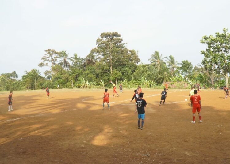 BERMAIN SEPAKBOLA - Dua tim sepakbola di Kelurahan Juhut, sedang bermain, Senin (11/9/2023). (FAHRIE/SATELITNEWS.COM)