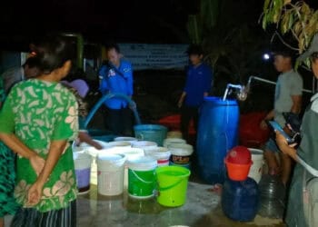 ANTRE AIR BERSIH - Ratusan warga Kecamatan Sindangresmi, Kabupaten Pandeglang, antre air bersih, beberapa waktu lalu. (DOKUMEN/SATELITNEWS.COM)