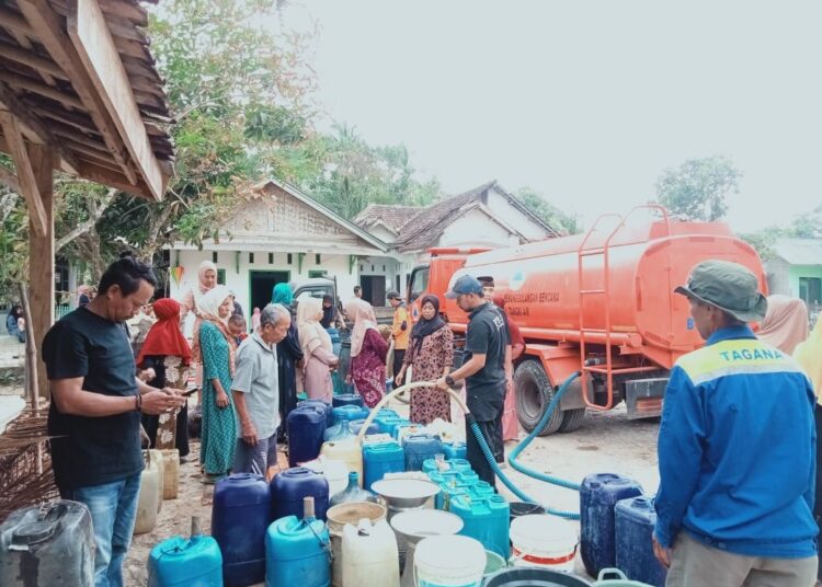 Penyaluran bantuan air bersih, kepada warga terdampak kemarau panjang yang mengalami krisis air bersih, beberapa waktu lalu. (ISTIMEWA)