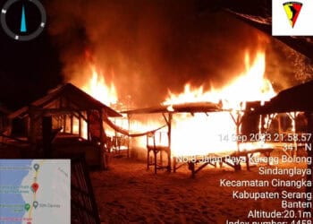 7 warung di Pantai Florida Anyer Kabupaten Serang, terbakar. (ISTIMEWA)